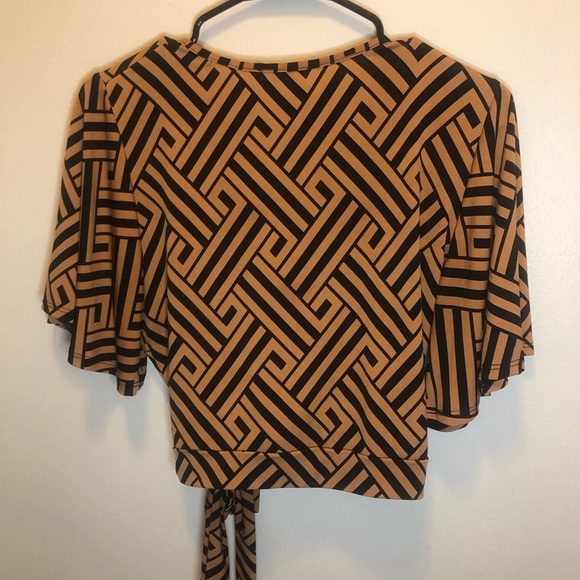 (SOLD ON A DIFFERENT SITE) Tie-up crop top - Picture 2 of 3